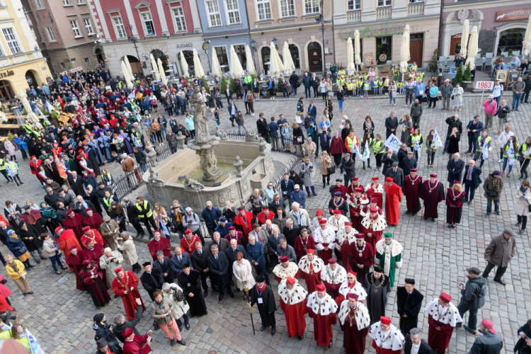 W ramach obchodów 100-lecia Uniwersytetu Poznańskiego odbył się przemarsz senatów UAM, UMP, UPP i AWF z poznańskiej katedry do Collegium Minus Uniwersytetu im. Adama Mickiewicza. Fot. PAP/J. Kaczmarczyk W ramach obchodów 100-lecia Uniwersytetu Poznańskiego odbył się przemarsz senatów UAM, UMP, UPP i AWF z poznańskiej katedry do Collegium Minus Uniwersytetu im. Adama Mickiewicza. Fot. PAP/J. Kaczmarczyk