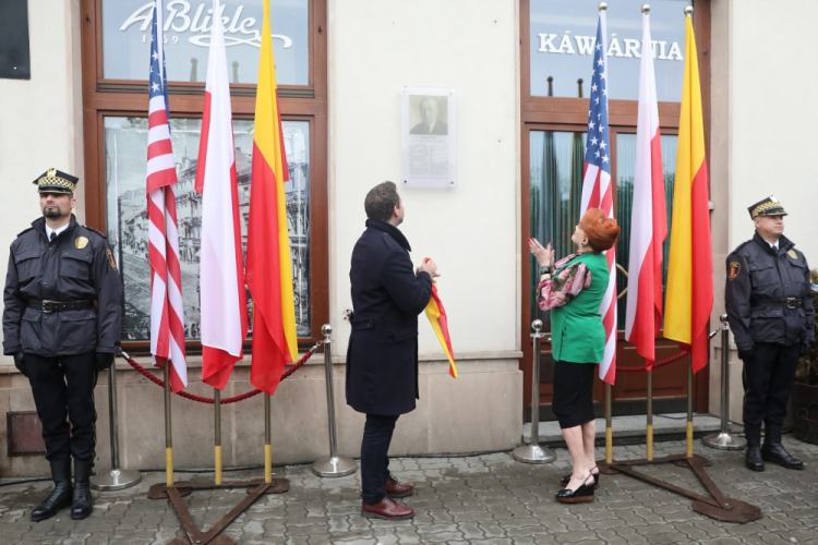 Ambasador USA w Polsce Georgette Mosbacher i prezydent Warszawy Rafał Trzaskowski podczas uroczystego odsłonięcia tablicy upamiętniającej dwudziestego ósmego prezydenta Stanów Zjednoczonych Thomasa Woodrowa Wilsona na kamienicy przy placu Wilsona 2 w Warszawie. (kf) PAP/T. Gzell