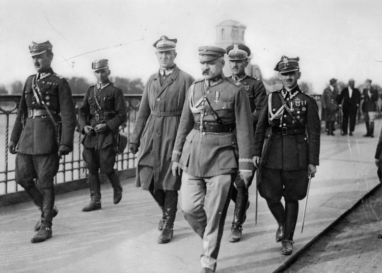 Marszałek Józef Piłsudski w otoczeniu oficerów na moście ks. J. Poniatowskiego udaje się na spotkanie z prezydentem Stanisławem Wojciechowskim. Widoczni od lewej: podpułkownik Kazimierz Stamirowski, porucznik Marian Żebrowski, generał Gustaw Dreszer-Orlicz, major Włodzimierz Jaroszewicz oraz porucznik Michał Galiński. Warszawa, 12.05.1926. Źródło: NAC Marszałek Józef Piłsudski w otoczeniu oficerów na moście ks. J. Poniatowskiego udaje się na spotkanie z prezydentem Stanisławem Wojciechowskim. Widoczni od lewej: podpułkownik Kazimierz Stamirowski, porucznik Marian Żebrowski, generał Gustaw Dreszer-Orlicz, major Włodzimierz Jaroszewicz oraz porucznik Michał Galiński. Warszawa, 12.05.1926. Źródło: NAC