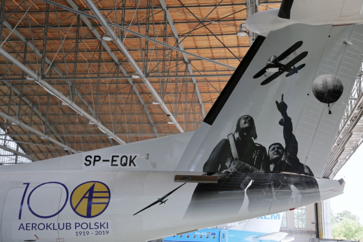 Skrzydło samolotu Bombardier Dash Q400 Polskich Linii Lotniczych LOT ze specjalnym malowaniem wykonanym z okazji obchodów 100-lecia Aeroklubu Polskiego. Fot. PAP/W. Olkuśnik Skrzydło samolotu Bombardier Dash Q400 Polskich Linii Lotniczych LOT ze specjalnym malowaniem wykonanym z okazji obchodów 100-lecia Aeroklubu Polskiego. Fot. PAP/W. Olkuśnik