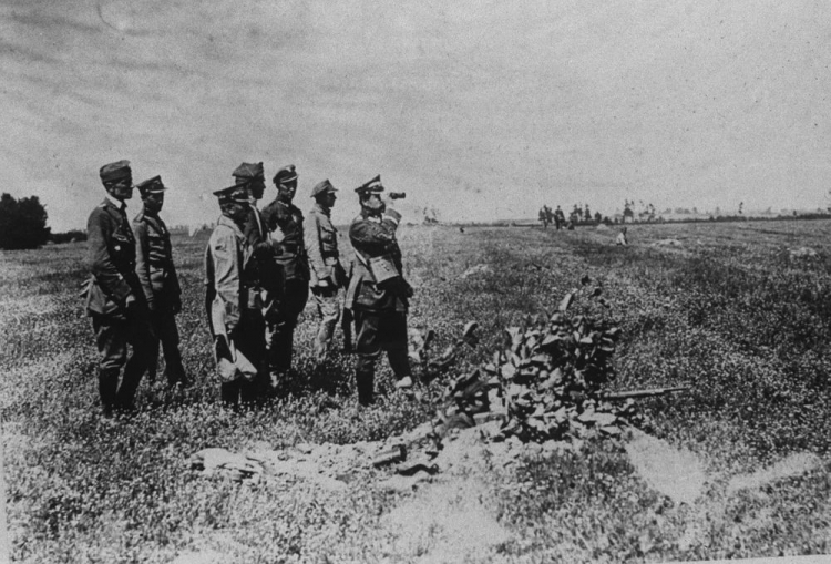 Okuniew 1920. Bitwa Warszawska. Dowódca frontu północnego, generał broni Józef Haller pod Okuniewem. Fot. PAP/CAF Okuniew 1920. Bitwa Warszawska. Dowódca frontu północnego, generał broni Józef Haller pod Okuniewem. Fot. PAP/CAF