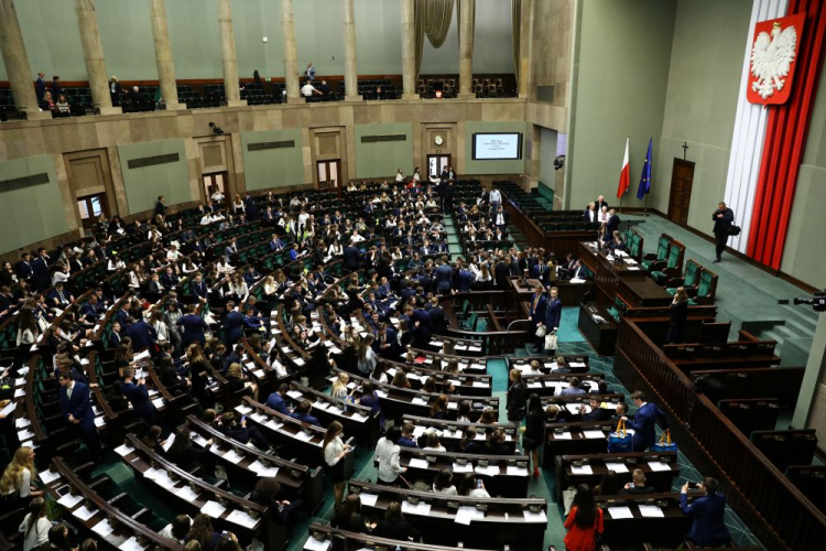 Uczestnicy XXV Posiedzenia Sejmu Dzieci i Młodzieży na sali posiedzeń. Fot. PAP/R. Guz Uczestnicy XXV Posiedzenia Sejmu Dzieci i Młodzieży na sali posiedzeń. Fot. PAP/R. Guz