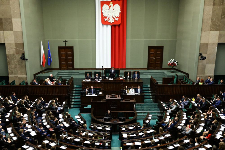 Marszałek Sejmu Marek Kuchciński (C) podczas XXV Posiedzenia Sejmu Dzieci i Młodzieży. Fot. PAP/R. Guz Marszałek Sejmu Marek Kuchciński (C) podczas XXV Posiedzenia Sejmu Dzieci i Młodzieży. Fot. PAP/R. Guz