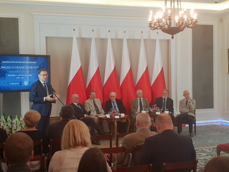 Prezes IPN dr Jarosław Szarek podczas otwarcia XI debaty belwederskiej historyków pt. „Walka o granice 1918–1919”, organizowanej przez Kancelarię Prezydenta oraz Instytut Pamięci Narodowej. Prezes IPN dr Jarosław Szarek podczas otwarcia XI debaty belwederskiej historyków pt. „Walka o granice 1918–1919”, organizowanej przez Kancelarię Prezydenta oraz Instytut Pamięci Narodowej.