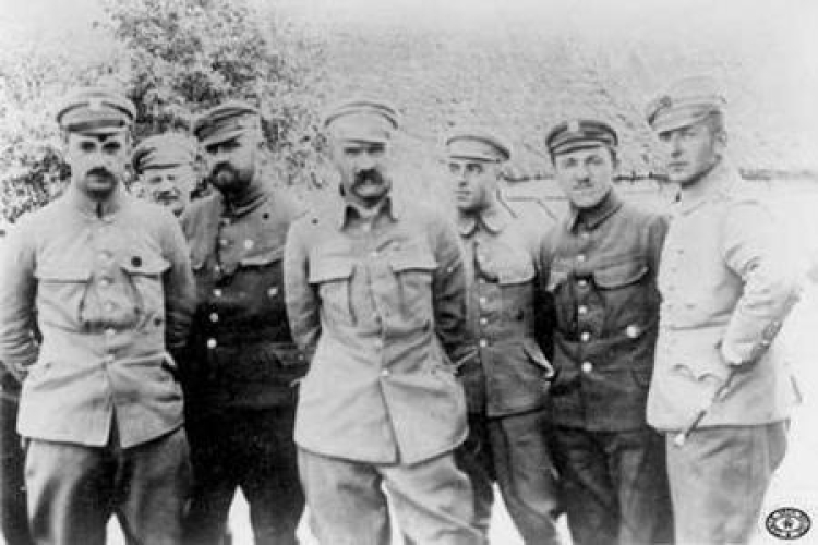Grupa oficerów sztabu I Brygady Leg. w Karasinie. Józef Piłsudski w środku. Fot. CAW Grupa oficerów sztabu I Brygady Leg. w Karasinie. Józef Piłsudski w środku. Fot. CAW