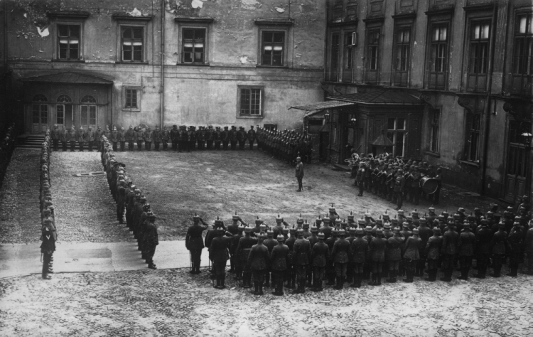 Warszawa 1915. I wojna światowa, po wkroczeniu armii Cesarstwa Niemieckiego (5 sierpnia 1915). Zamek Królewski był siedzibą Generalnego Gubernatorstwa Warszawskiego. Na zdjęciu: Generalny Gubernator okupowanej przez wojska niemieckie części Królestwa Polskiego generał Hans Hartwig von Beseler (C) podczas apelu na dziedzińcu Zamku. Fot. PAP/Archiwum Marian Leśniewski