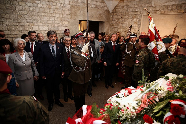 Ceremonia wręczenia rodzinie Piotra Gizy Krzyża Walecznych w krypcie Józefa Piłsudskiego na Wawelu. Fot. PAP/Ł. Gągulski