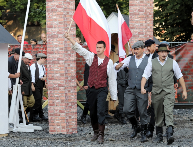 Mysłowice, 14.08.2019. Widowisko historyczne, 14 bm. na terenie byłej kopalni Mysłowice, przygotowane z okazji 100. rocznicy wybuchu I Powstania Śląskiego. Fot. PAP/A. Grygiel