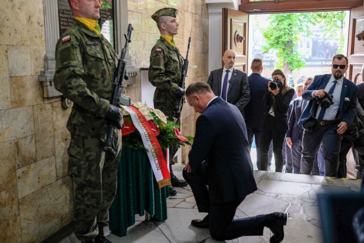 Prezydent Andrzej Duda składa kwiaty przed tablicą upamiętniającą Powstańców Śląskich z Mysłowic i okolic. Fot. PAP/H. Bardo Prezydent Andrzej Duda składa kwiaty przed tablicą upamiętniającą Powstańców Śląskich z Mysłowic i okolic. Fot. PAP/H. Bardo