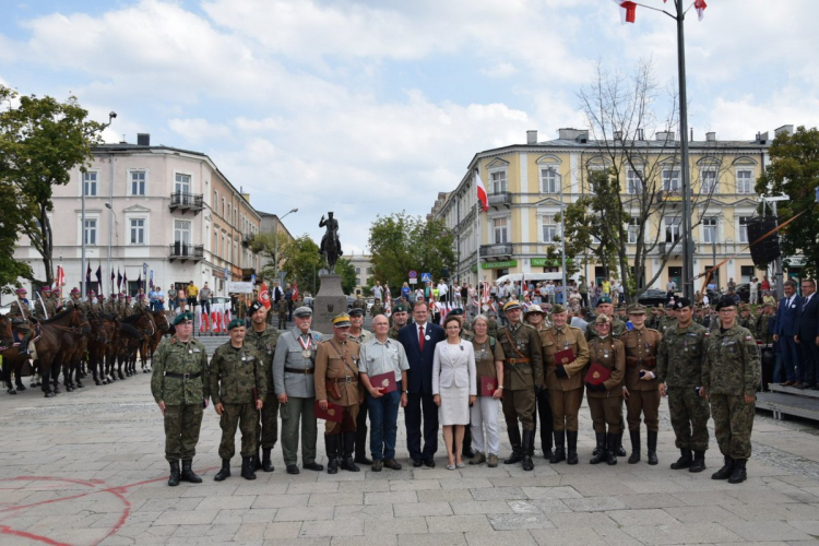 Jan Kasprzyk uhonorował medalami "Pro Bono Poloniae" oraz "Pro Patria" zasłużonych dla Marszu Szlakiem I Kompanii Kadrowej podczas uroczystości przy pomniku Marszałka Józefa Piłsudskiego w Kielcach. Źródło: Urząd do Spraw Kombatantów i Osób Represjonowanych