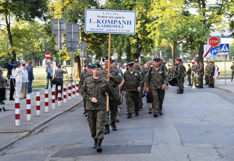 Uczestnicy 54. Marszu Szlakiem Pierwszej Kompanii Kadrowej wyruszyli z krakowskich Oleandrów. Fot. PAP/J. Bednarczyk Uczestnicy 54. Marszu Szlakiem Pierwszej Kompanii Kadrowej wyruszyli z krakowskich Oleandrów. Fot. PAP/J. Bednarczyk
