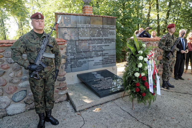 Uroczystość odsłonięcia tablicy upamiętniającej 80. rocznicę śmierci Błażeja Stolarskiego w Będkowie. Fot. PAP/R. Zawistowski