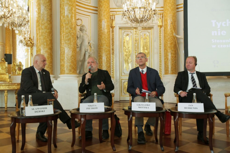 Debata "Jak opowiadać historię II wojny światowej?" w ramach międzynarodowej konferencji naukowej "Tych lat historia nie zapomni... Stosunki polsko-sowieckie w czasie II wojny światowej", zorganizowanej na Zamku Królewskim, w przeddzień 80. rocznicy agresji sowieckiej na Polskę. PAP/M. Marek Debata "Jak opowiadać historię II wojny światowej?" w ramach międzynarodowej konferencji naukowej "Tych lat historia nie zapomni... Stosunki polsko-sowieckie w czasie II wojny światowej", zorganizowanej na Zamku Królewskim, w przeddzień 80. rocznicy agresji sowieckiej na Polskę. PAP/M. Marek