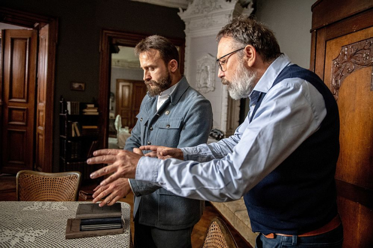 Aktor Borys Szyc (L) jako Józef Piłsudski i reżyser Michał Rosa na planie filmu „Piłsudski”. Fot. PAP/G. Michałowski