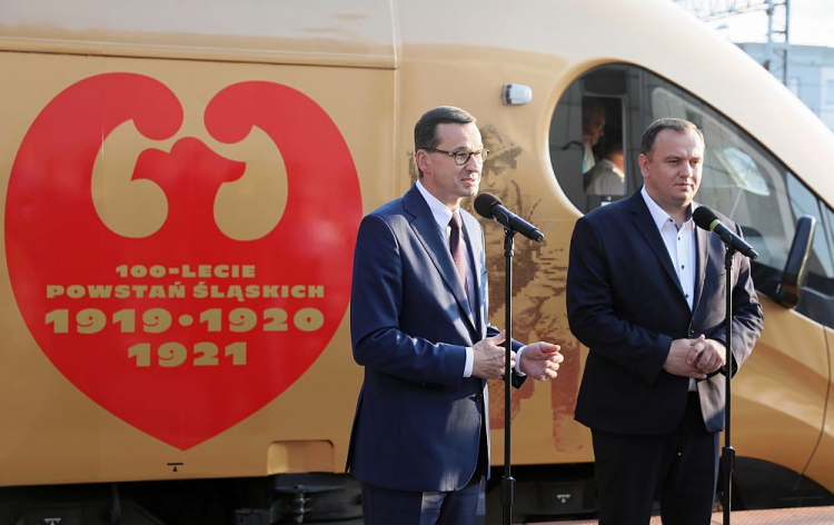 Premier Mateusz Morawiecki (L) oraz marszałek województwa śląskiego Jakub Chełstowski podczas inauguracji specjalnego pociągu Kolei Śląskich, kursującego pod nazwą „Powstaniec Śląski”. Fot. PAP/A. Grygiel