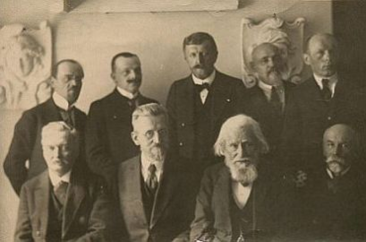 Kadra naukowa Uniwersytetu Stefana Batorego w Wilnie ok. 1922 r. Siedzą od lewej: prof. K. Zimmermann, prof. Wiktor Staniewicz, Władysław Mickiewicz, prof. Marian Zdziechowski, stoją od prawej: prof. Stanisław Pigoń, prof. Benedykt Kubicki, prof. Ferdynand Ruszczyc, prof. Józef Kallenbach, prof. Juliusz Kłos. Źródło: Wikipedia Commons 