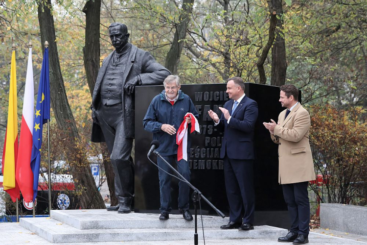 Wnuk Wojciecha Korfantego Feliks Korfanty (L), prezydent RP Andrzej Duda (C) oraz prezydent Warszawy Rafał Trzaskowski podczas uroczystego odsłonięcia pomnika Wojciecha Korfantego u zbiegu Al. Ujazdowskich i ul. Agrykola w Warszawie. Fot. PAP/T. Gzell