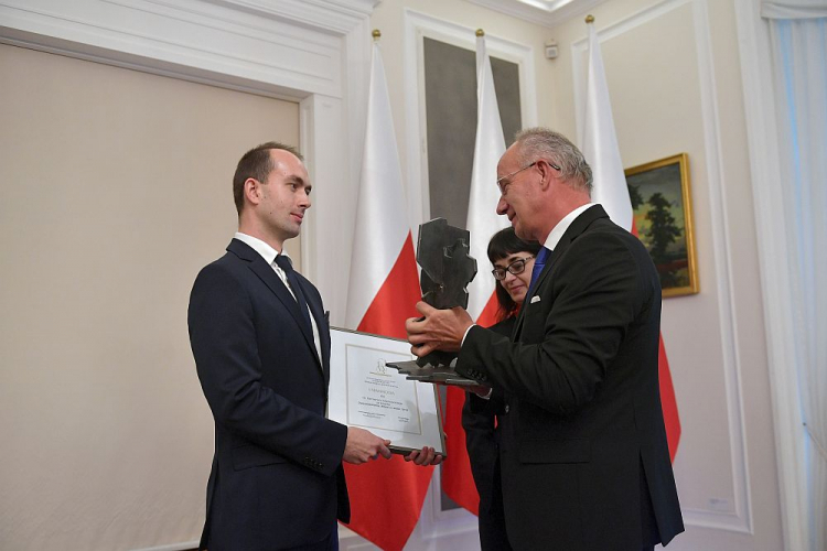 Damian K. Markowski (L) odebrał nagrodę im. Janusza Kurtyki, za książkę „Dwa powstania. Bitwa o Lwów 1918”; nagrodę wręczyli wiceprezes IPN Krzysztof Szwagrzyk i wdowa po Januszu Kurtyce, Zuzanna Kurtyka. Fot. PAP/M. Obara