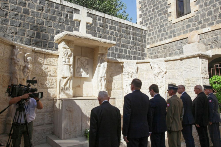 Izrael, Tyberiada, 14.10.2019. Uczestnicy IV Zjazdu Polaków Ratujących Żydów składają wieniec przed pomnikiem ufundowanym przez Żołnierz gen. Andersa. PAP/M. Marek Izrael, Tyberiada, 14.10.2019. Uczestnicy IV Zjazdu Polaków Ratujących Żydów składają wieniec przed pomnikiem ufundowanym przez Żołnierz gen. Andersa. PAP/M. Marek