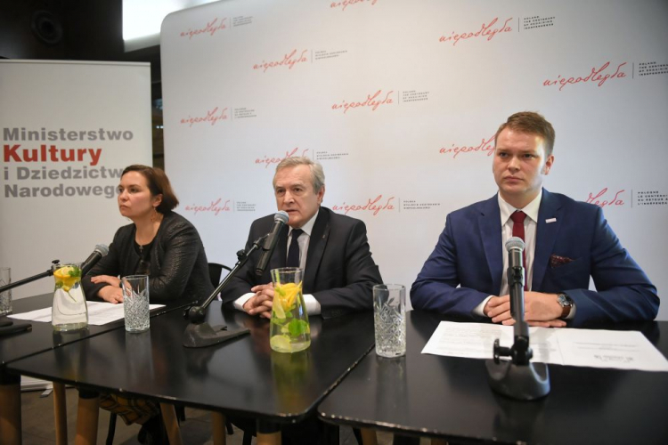 Wicepremier, minister kultury Piotr Gliński (C), dyrektor Departamentu Dziedzictwa Kulturowego Paulina Florjanowicz (L) oraz dyrektor Biura Programu "Niepodległa" Jan Kowalski (P), 4 bm. w Starej Herbaciarni w Łazienkach Królewskich w Warszawie podczas spotkania "Niepodległa na Narodowe Święto Niepodległości". Fot. PAP/R. Pietruszka Wicepremier, minister kultury Piotr Gliński (C), dyrektor Departamentu Dziedzictwa Kulturowego Paulina Florjanowicz (L) oraz dyrektor Biura Programu "Niepodległa" Jan Kowalski (P), 4 bm. w Starej Herbaciarni w Łazienkach Królewskich w Warszawie podczas spotkania "Niepodległa na Narodowe Święto Niepodległości". Fot. PAP/R. Pietruszka