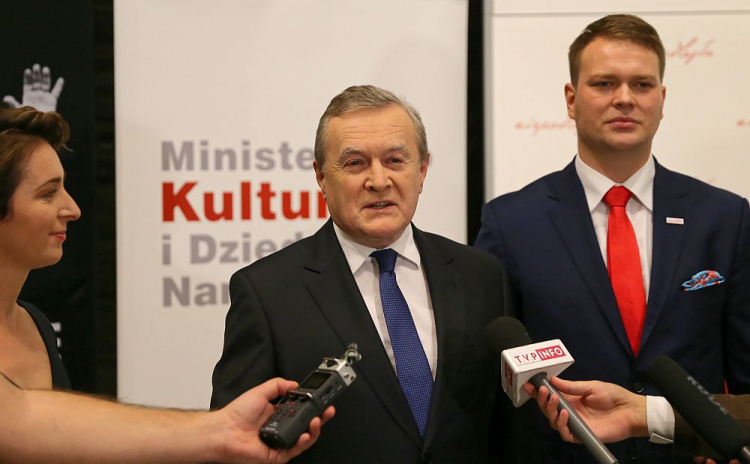 Wicepremier, minister kultury Piotr Gliński (C), dyrektorka NOSPR Ewa Bogusz Moore oraz dyrektor biura Niepodległa Jan Kowalski podczas briefingu w Katowicach przed „Koncertem dla Niepodległej - Słowa, które znaczą”. Fot. PAP/A. Grygiel