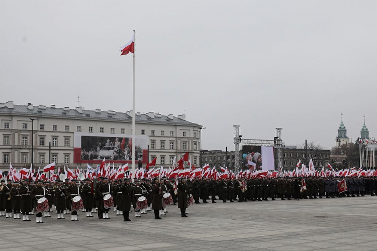 Wspólne odśpiewanie hymnu państwowego w ramach akcji „Niepodległa do hymnu” przed Grobem Nieznanego Żołnierza. Warszawa, 11.11.2018. Fot. PAP/P. Supernak