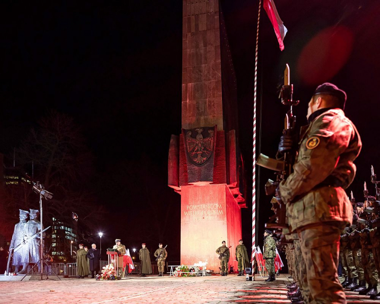 Centralne uroczystości przed pomnikiem Powstańców Wielkopolskich w Poznaniu w 101. rocznicę wybuchu zrywu. Fot. PAP/M. Zakrzewski