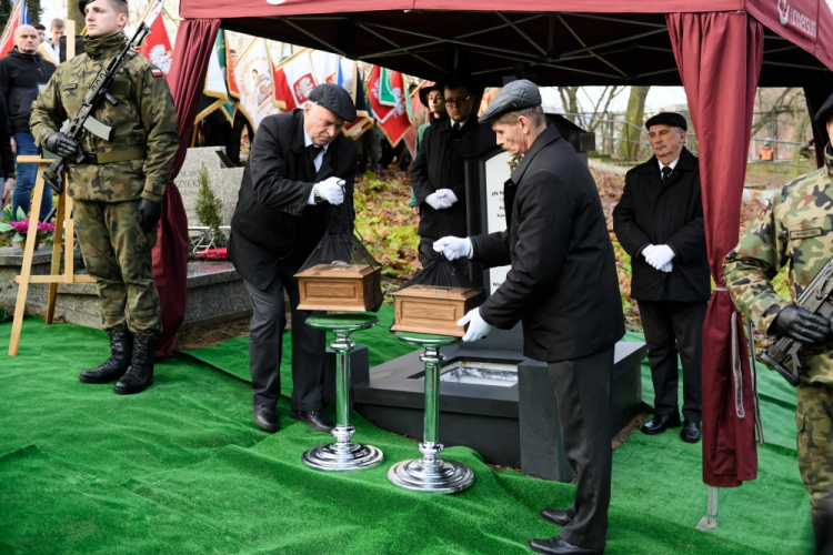 Poznań, 18.12.2019. Uroczysty pochówek prochów Powstańca Wielkopolskiego i współtwórcy harcerstwa płk. Wincentego Wierzejewskiego oraz jego małżonki Winifred Mary Wierzejewskiej z d. Powell, 18 bm., na Cmentarzu Zasłużonych Wielkopolan na Wzgórzu św. Wojciecha w Poznaniu. Msza święta odbyła się w Bazylice Św. Józefa w Poznaniu. Fot. PAP/J. Kaczmarczyk