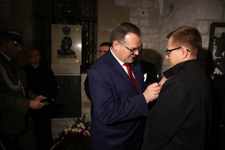 Szef Urzędu do Spraw Kombatantów i Osób Represjonowanych Jan Józef Kasprzyk (L) uhonorował Marka Bika medalem „Pro Patria” podczas uroczystości z okazji 152. rocznicy urodzin marszałka Józefa Piłsudskiego. Kraków, 08.12.2019. Fot. PAP/Ł. Gągulski