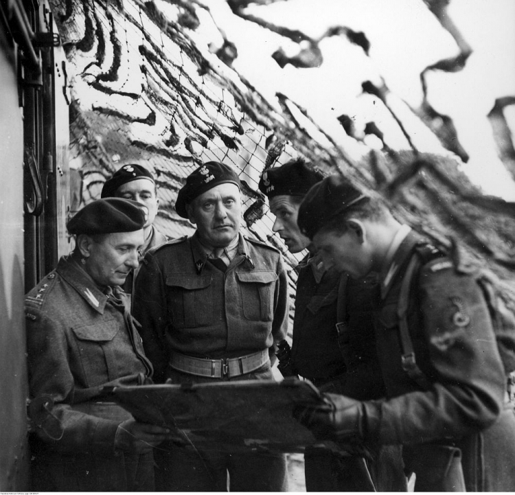 Gen. Stanisław Maczek (C) podczas ćwiczeń 1. Dywizji Pancernej przed inwazją na kontynent. Scarborough, 07.1944. Źródło:  NAC