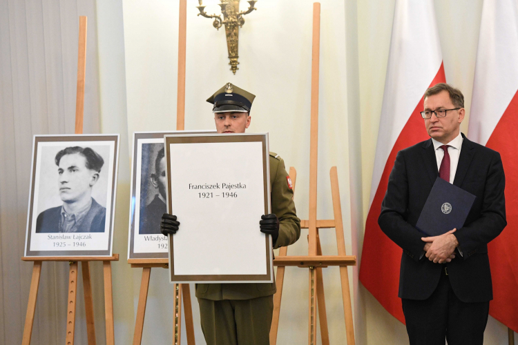 Warszawa, 03.12.2019. Prezes Instytutu Pamięci Narodowej Jarosław Szarek podczas uroczystości wręczenia not identyfikacyjnych członkom rodzin ofiar totalitaryzmu komunistycznego. PAP/R. Pietruszka