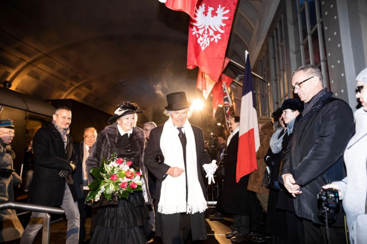 Poznań, 26.12.2019. Inscenizacja przyjazdu Ignacego Jana Paderewskiego na dworzec kolejowy w Poznaniu, rozpoczęła główne obchody 101. rocznicy wybuchu powstania wielkopolskiego. W 1918 roku przyjazd Paderewskiego do Poznania zapoczątkował zwycięski zryw niepodległościowy. W rolę Paderewskiego wcielił się poznański aktor Andrzej Lajborek (C). Fot. PAP/M. Zakrzewski Poznań, 26.12.2019. Inscenizacja przyjazdu Ignacego Jana Paderewskiego na dworzec kolejowy w Poznaniu, rozpoczęła główne obchody 101. rocznicy wybuchu powstania wielkopolskiego. W 1918 roku przyjazd Paderewskiego do Poznania zapoczątkował zwycięski zryw niepodległościowy. W rolę Paderewskiego wcielił się poznański aktor Andrzej Lajborek (C). Fot. PAP/M. Zakrzewski