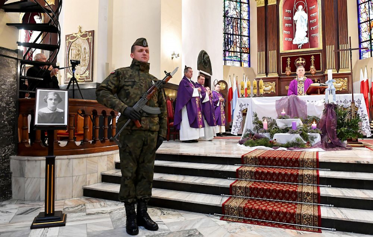 Biskup polowy WP Józef Guzdek (C-P) podczas mszy świętej w Kościele Garnizonowym w Radomiu z okazji nadchodzącej 120. rocznicy urodzin Teresy Grodzińskiej. Fot. PAP/P. Polak