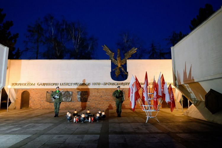 Obchody 100. rocznicy powrotu Leszna do macierzy przed pomnikiem Żołnierzy Garnizonu Leszczyńskiego. Fot. PAP/J. Kaczmarczyk