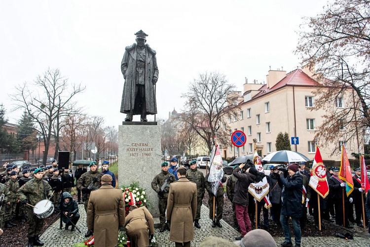 Uroczystość złożenia kwiatów przed pomnikiem gen. Józefa Hallera w Toruniu w ramach inauguracji wojewódzkich obchodów 100. rocznicy powrotu Pomorza i Kujaw do wolnej Polski. Fot. PAP/T. Żmijewski