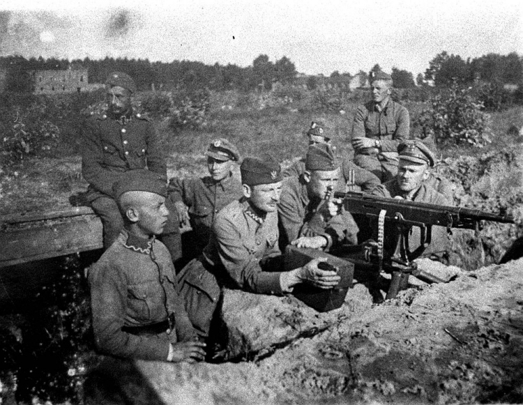 Polscy żołnierze podczas walk z Armią Czerwoną w rejonie Radzymina w 1920 r. Fot. PAP/CAF