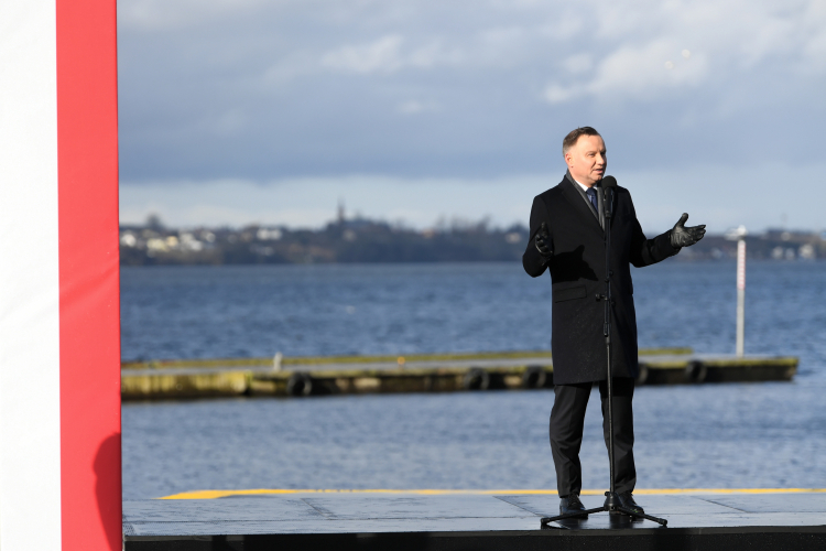 Prezydent RP Andrzej Duda przemawia na terenie Portu Rybackiego w Pucku, podczas głównych obchodów 100. Rocznicy Zaślubin Polski z morzem i powrotu Pomorza do Macierzy. Fot. PAP/A. Warżawa Prezydent RP Andrzej Duda przemawia na terenie Portu Rybackiego w Pucku, podczas głównych obchodów 100. Rocznicy Zaślubin Polski z morzem i powrotu Pomorza do Macierzy. Fot. PAP/A. Warżawa