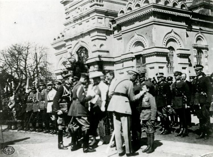 Marszałek Józef Piłsudski dekoruje Krzyżem Walecznych ucznia Gimnazjum Płockiego Tadeusza Jeziorowskiego. 10.04.1921 r. Fot. CAW Marszałek Józef Piłsudski dekoruje Krzyżem Walecznych ucznia Gimnazjum Płockiego Tadeusza Jeziorowskiego. 10.04.1921 r. Fot. CAW