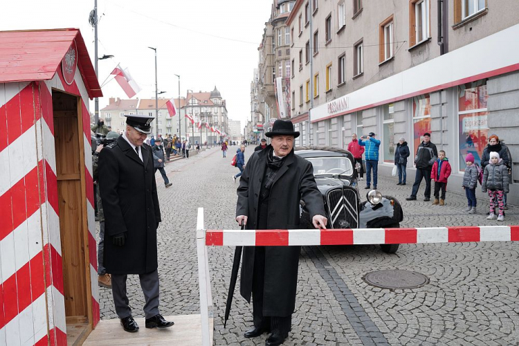 Aktor Dariusz Niebudek (C) w roli Wojciecha Korfantego podczas obchodów setnej rocznicy powołania Wojciecha Korfantego na stanowisko Polskiego Komisarza Plebiscytowego na Rynku w Bytomiu. Fot. PAP/A. Grygiel