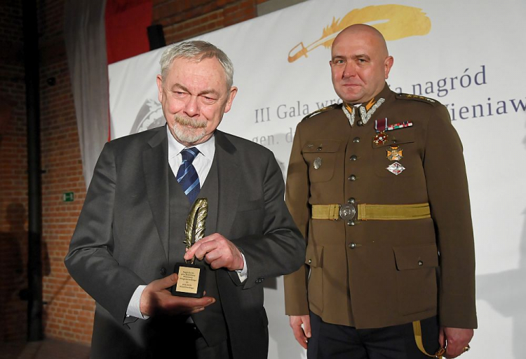 Laureat wyróżnienia w kategorii Nauka prezydent Krakowa Jacek Majchrowski (L) oraz prezes Federacji Kawalerii Ochotniczej Jan Znamiec podczas III gali wręczenia Nagród im. gen. dyw. Bolesława Wieniawy-Długoszowskiego w Muzeum Armii Krajowej w Krakowie.  Fot. PAP/J. Bednarczyk