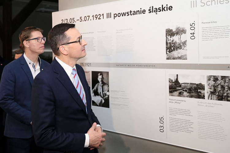 Premier Mateusz Morawiecki (P) oraz prezydent miasta Daniel Beger podczas wizyty w Muzeum Powstań Śląskich w Świętochłowicach. Fot. PAP/A. Grygiel