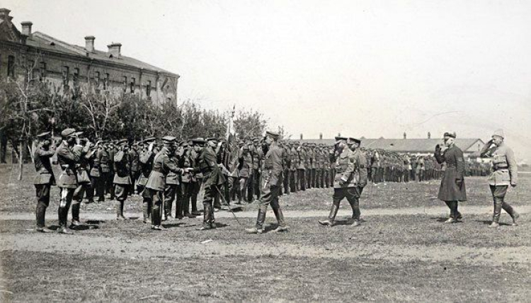 21 kwietnia 1920, Berdyczów. Wręczenie sztandaru 6. Siczowej Dywizji Strzelców. Symon Petlura, gen. Wołodymyr Salśkyj, gen. Antoni Listowski. Źródło: Wikipedia Commons