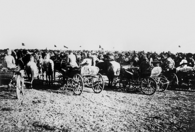 1920. 1 Armia Konna Siemiona Budionnego, mityng z okazji przyjazdu Michaiła Kalinina, kierownika aparatu propagandowego na Froncie Zachodnim. Źródło: Rosyjskie Państwowe Archiwum Kino-foto-dokumentów w Krasnogorsku