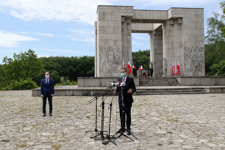 Premier Mateusz Morawiecki (P) i wojewoda opolski Adrian Czubak (L) podczas wypowiedzi dla mediów przed Pomnikiem Czynu Powstańczego na Górze Św. Anny. 22.05.2020. Fot. PAP/K. Świderski