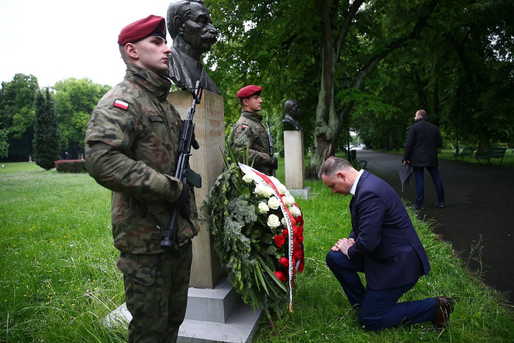 Prezydent Andrzej Duda składa wieniec przy popiersiu Wincentego Witosa w Parku Jordana w Krakowie. Fot. PAP/Ł. Gągulski