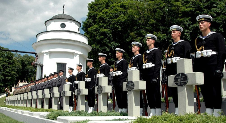 Lwów, Ukraina, 24.06.05 r. Polscy żołnierze pomiędzy grobami na Cmentarzu Orląt we Lwowie 24 bm. Z udziałem prezydentów Ukrainy i Polski, Wiktora Juszczenki i Aleksandra Kwaśniewskiego odbyły się 24 bm. uroczystości otwarcia i poświęcenia odbudowanego Cmentarza Orląt Lwowskich. Fot. PAP/D. Delmanowicz