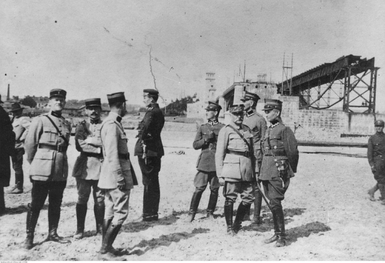 Warszawa, 1920. Członkowie francuskiej misji wojskowej z polskimi oficerami na plaży nad Wisłą. Źródło: NAC