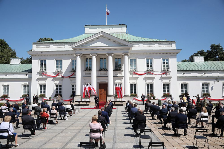 Prezydent RP Andrzej Duda podczas uroczystości wręczenia okolicznościowych tablic „Miejsce Pamięci Bitwy Warszawskiej 1920 roku”. Fot. PAP/W. Olkuśnik