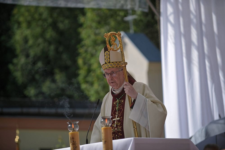 Przewodniczący Episkopatu Polski abp Stanisław Gądecki podczas mszy św. na terenie kaplicy przy cmentarzu bohaterów 1920 r. w Ossowie. Fot. PAP/M. Obara