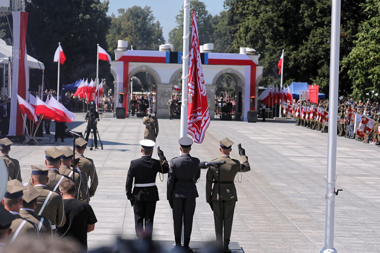 Uroczysta odprawa wart przed Grobem Nieznanego Żołnierza w Warszawie. 15.08.2020. Fot. PAP/T. Gzell